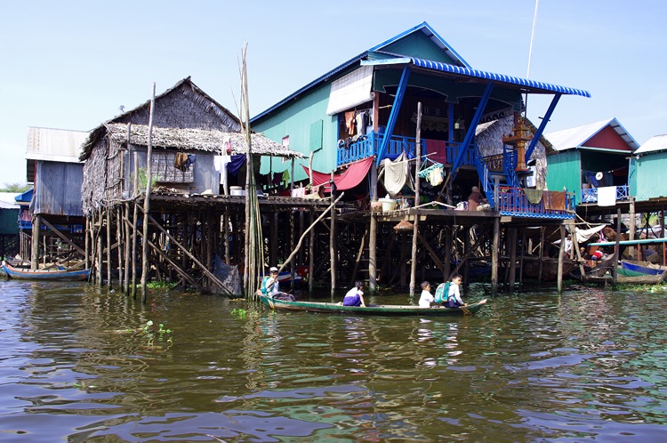 Village flottant sur lac Tonle Sap Cambodge